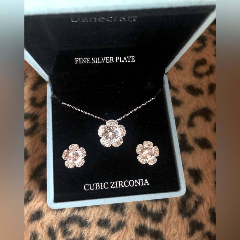 New Danecraft flower earring/necklace set